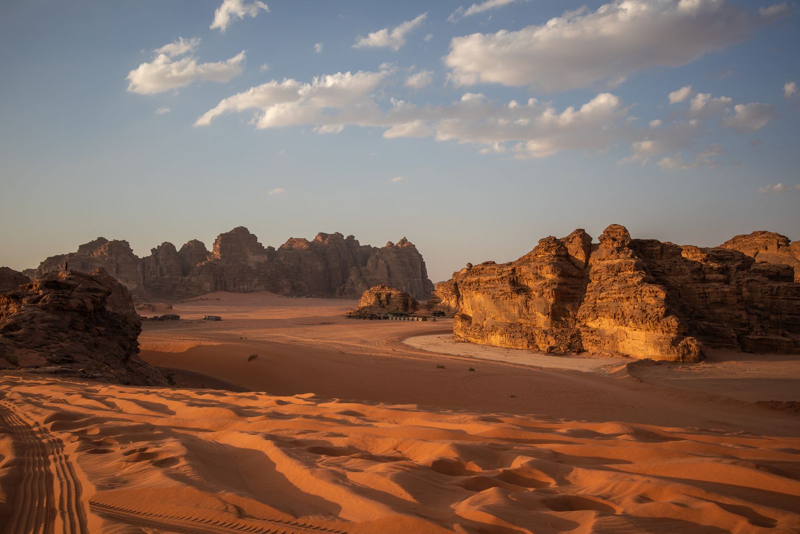Zandsteenformaties in de woestijn van Wadi Rum bij laag licht