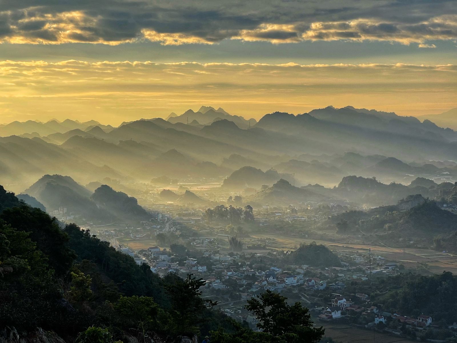 Ochtendmist boven het noordelijke bergland van Vietnam