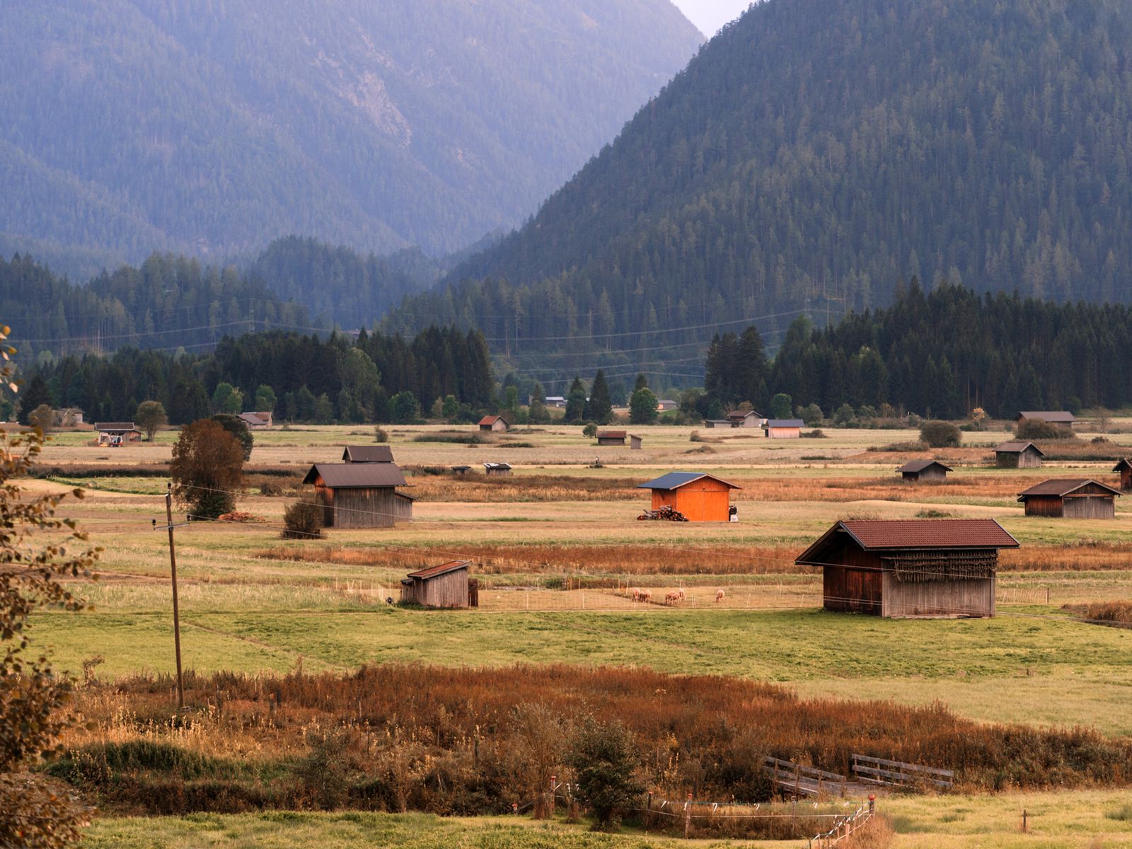 La reculée de Baume-les-Messieurs dans le Jura, falaises calcaires au-dessus du village