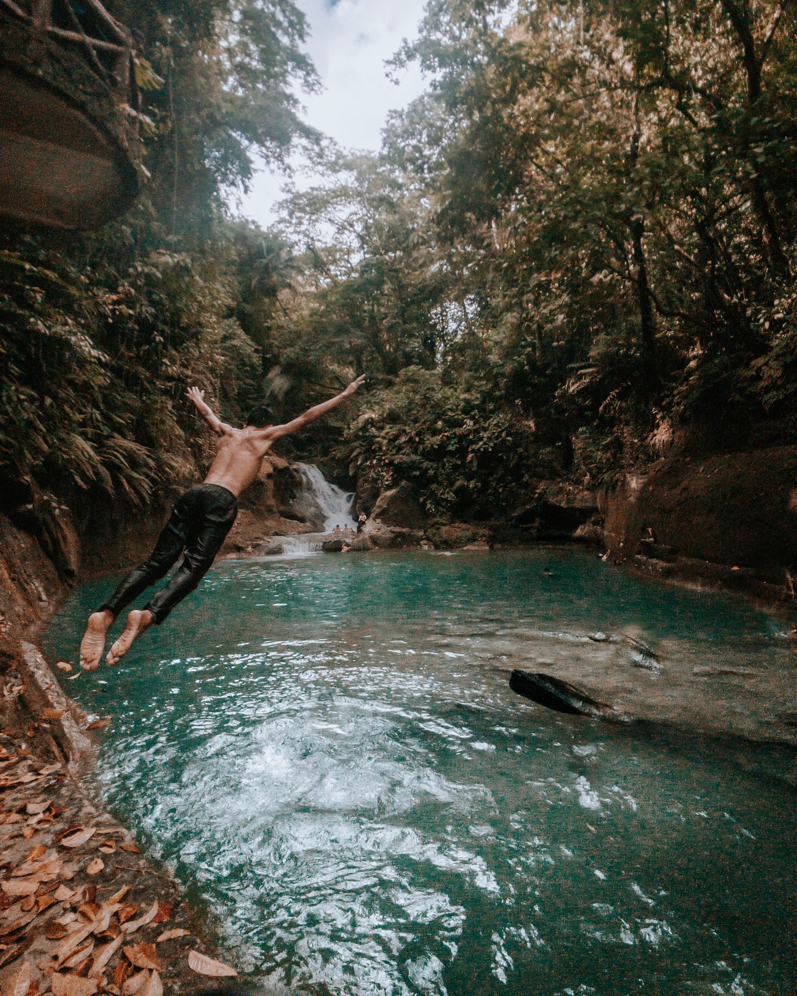 Les vasques calcaires de Semuc Champey et la rivière qui disparaît dessous
