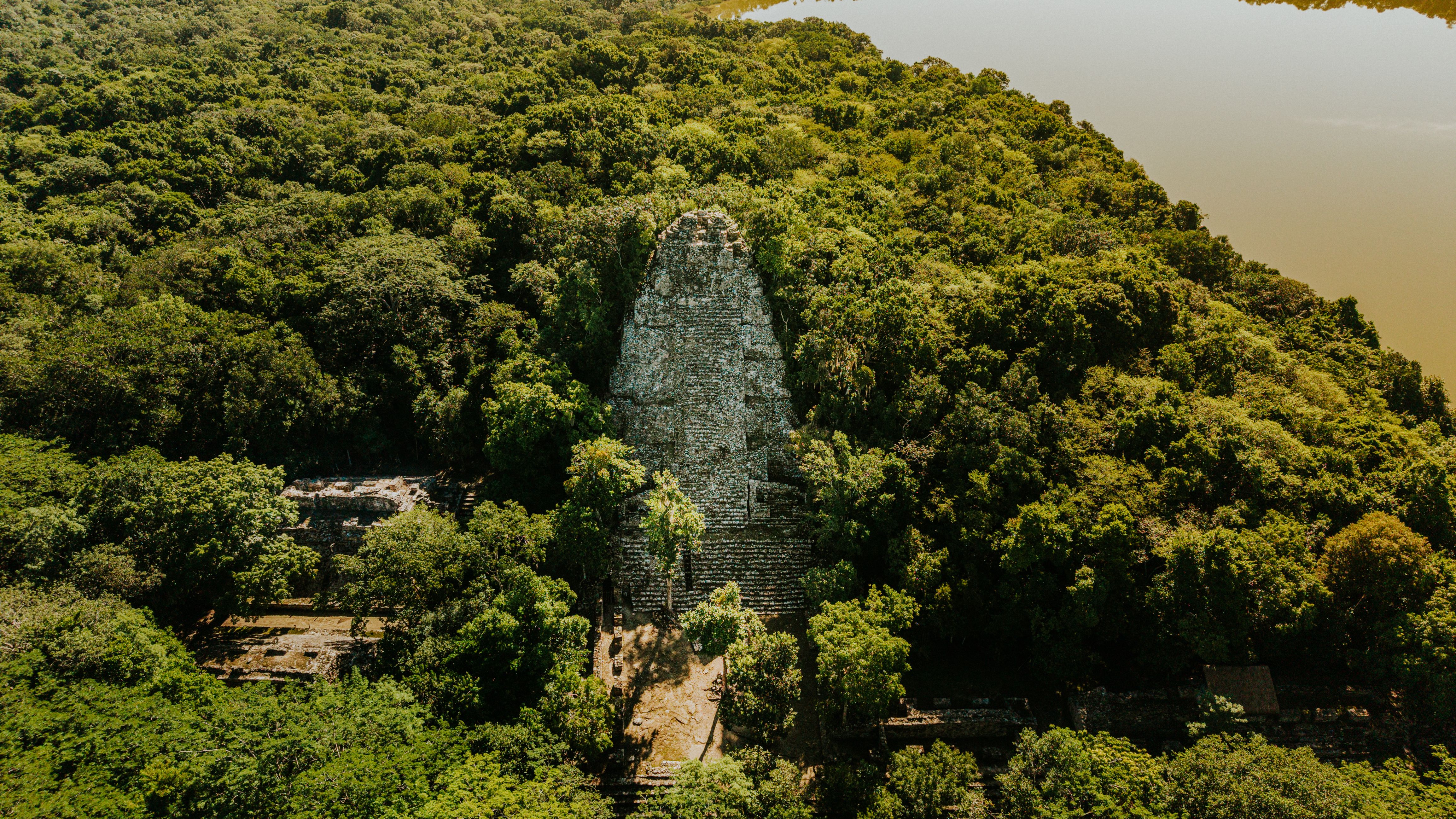 Un escalier de temple à Tikal entre deux murs érodés, sans visiteurs