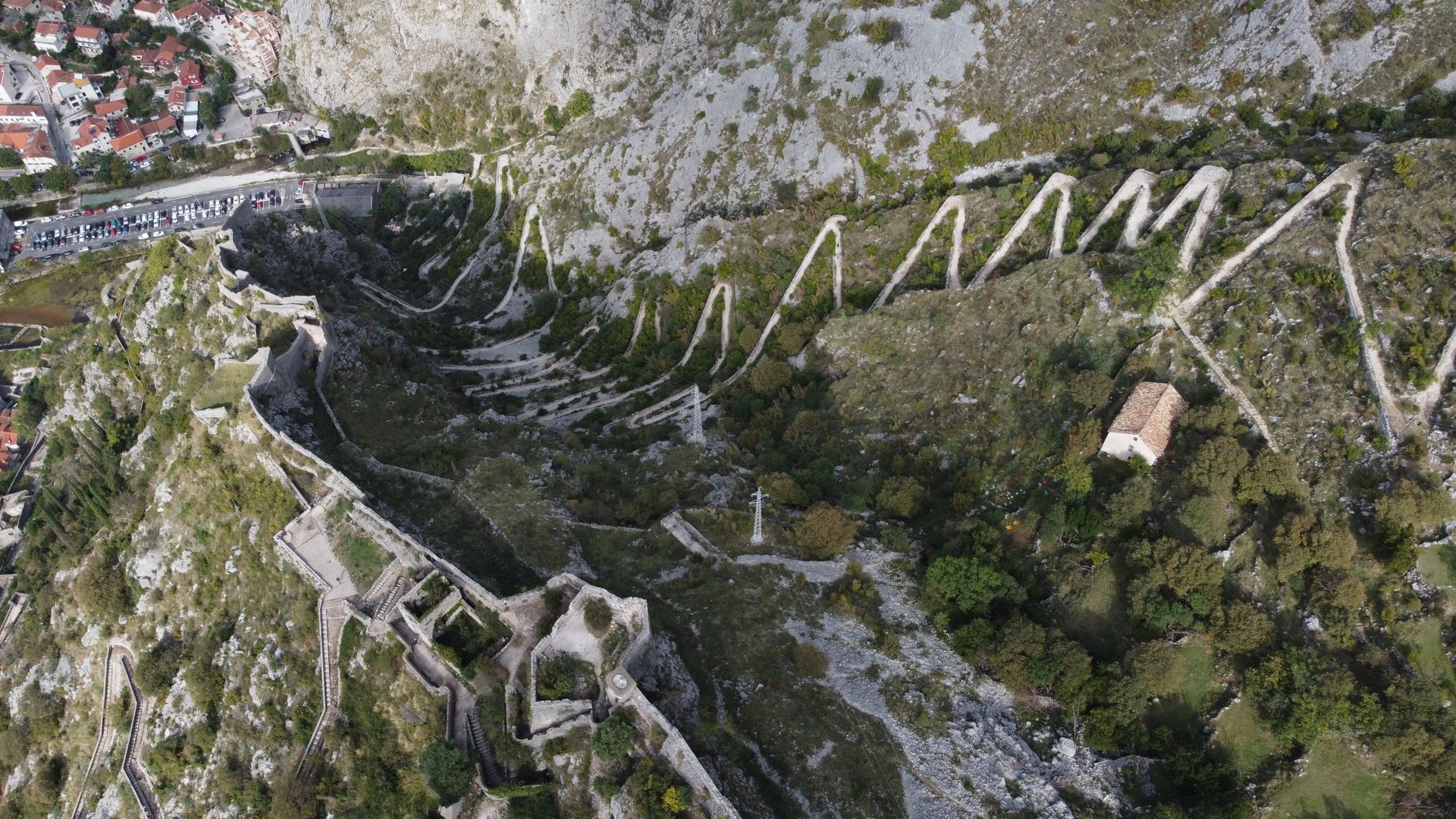 Le sentier en lacets de l'échelle de Kotor au-dessus des remparts de Kotor