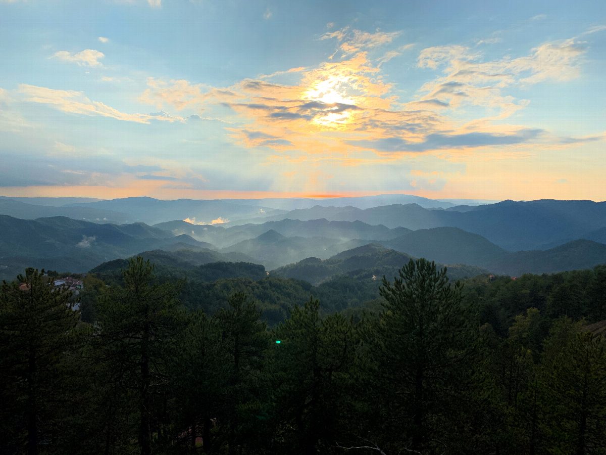 Uitzicht over een bergdorp in de Troodos bij ochtendlicht