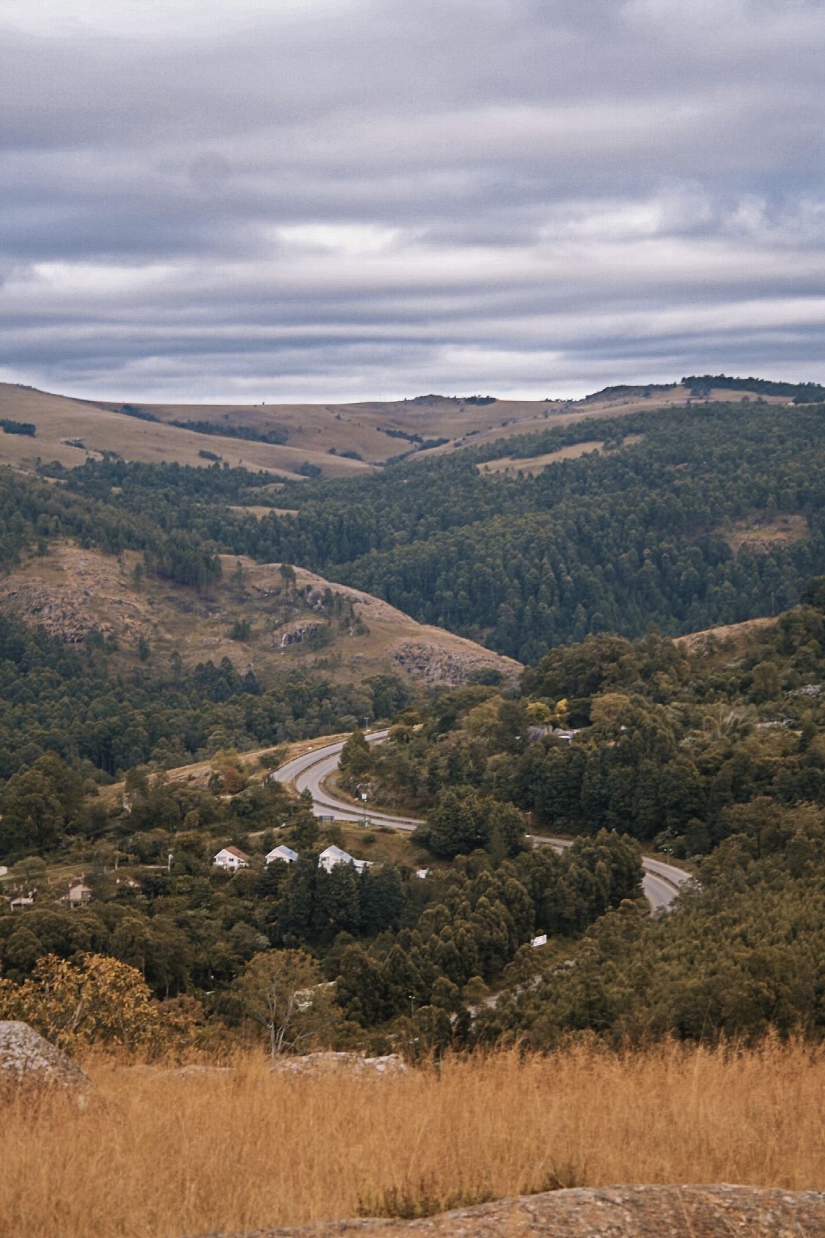 Bergpas in ochtendlicht boven het hoogveld van Eswatini