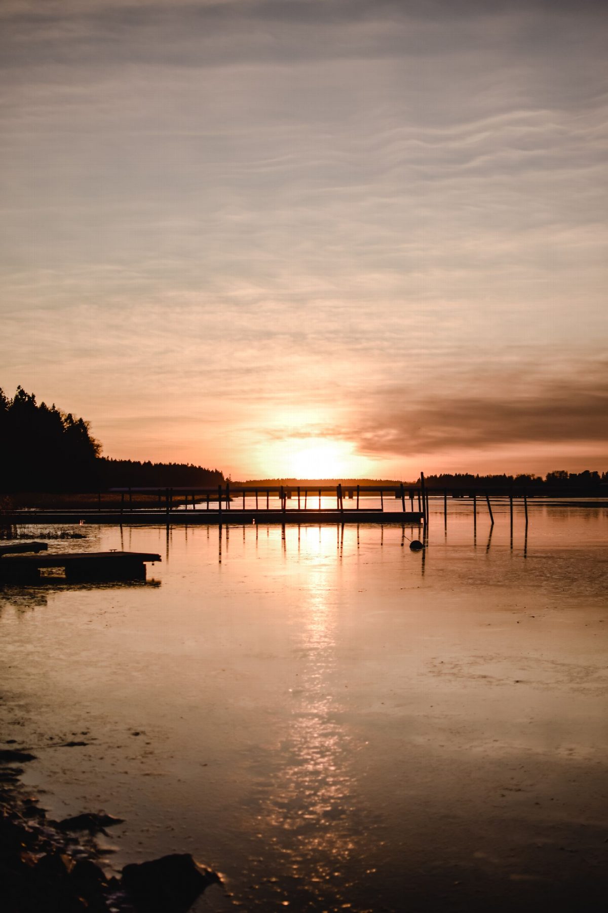 Mist over een meer bij zonsopgang in het Finse merenland