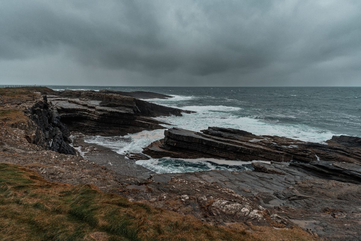 Klif aan de Atlantische kust in wisselend namiddaglicht