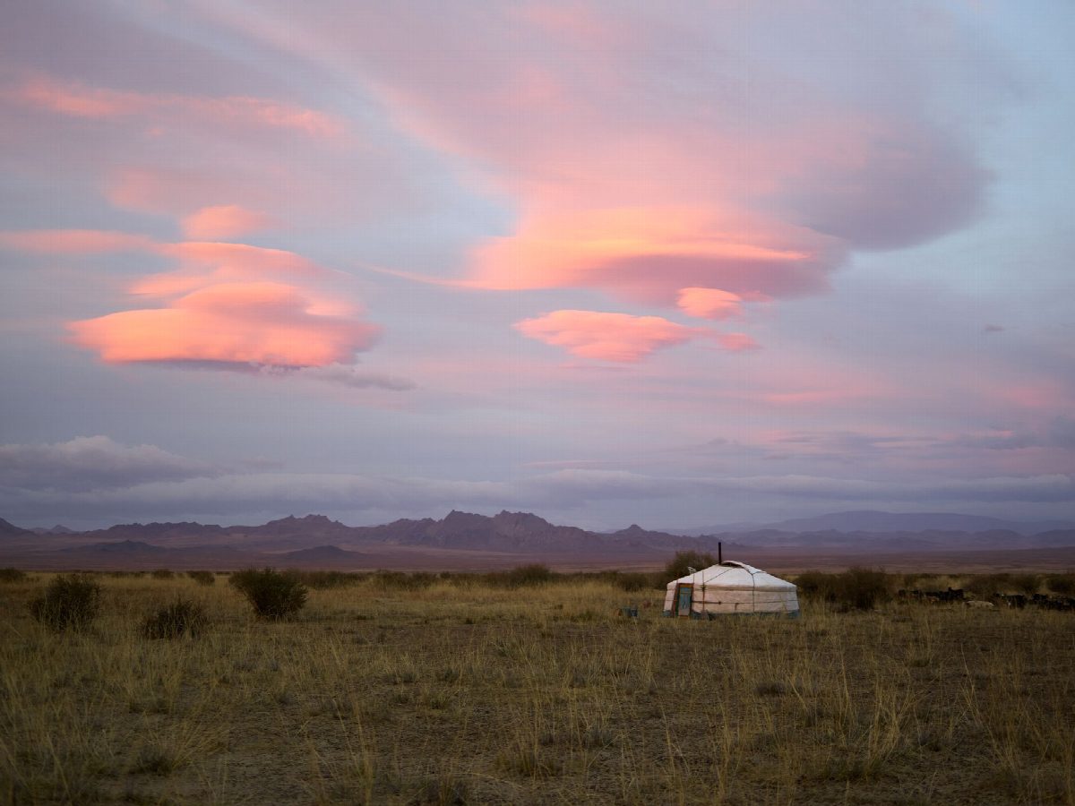 Ger tegen een lege horizon in de Mongoolse steppe