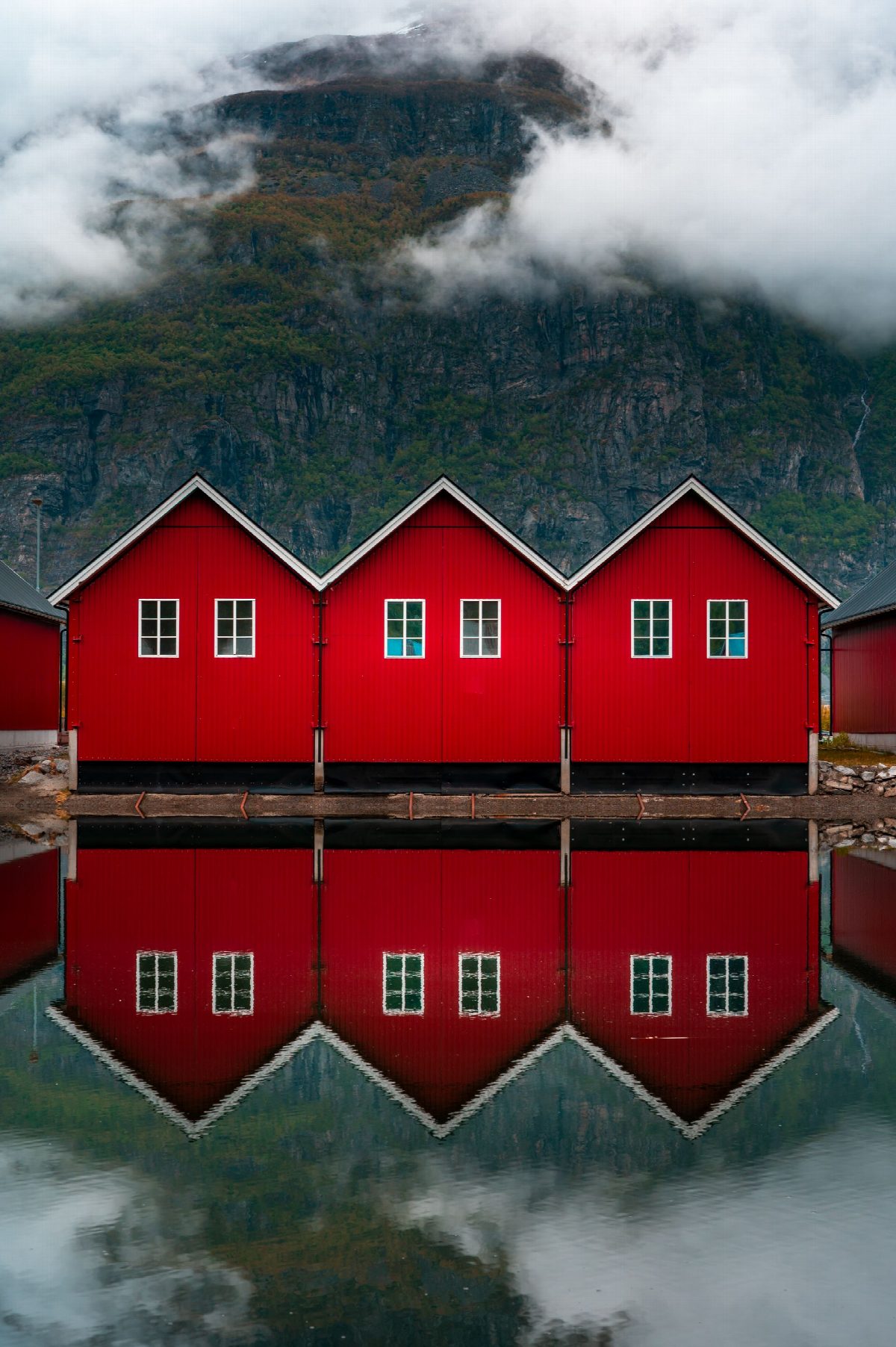 Fjordwand met mist boven het water