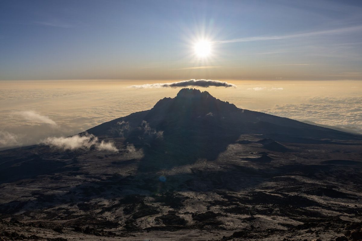 Kilimanjaro boven een wolkendek bij zonsopgang