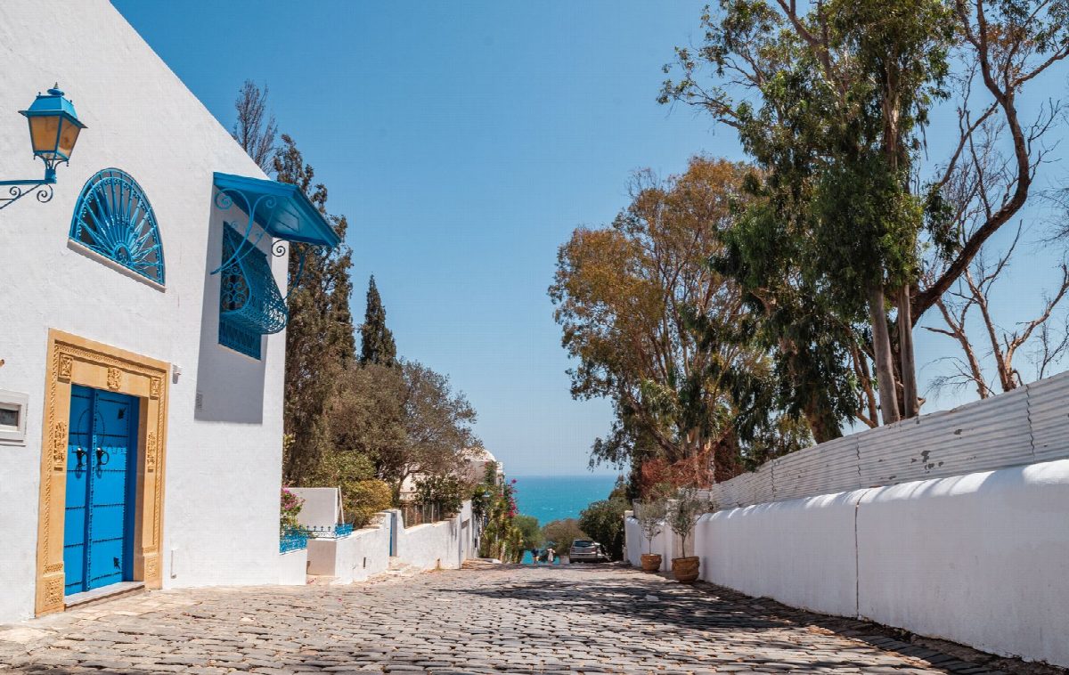 Licht door een houten luik in de medina van Tunis