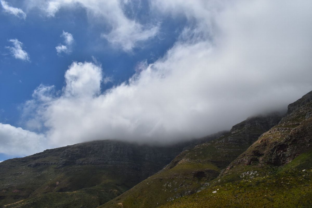 Tafelberg met een wolkenkleed boven Kaapstad